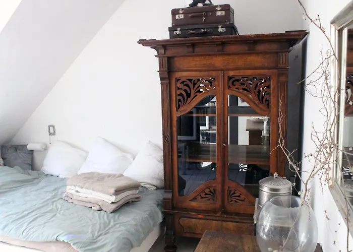 Ruhiges, Helles Altbauzimmer Im Stadtzentrum Проживание в семье Швельм